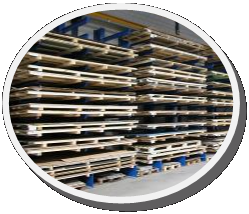 Zwaar draagarmrek voor pallets met staalplaten.