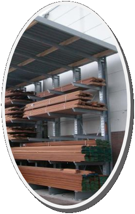Draagarmrek enkelzijdig met dakarmen, beplating, hout en goot. Draagarmrekken buiten zijn bad vuurverzinkt. Overkapping dalend en stijgend leverbaar.